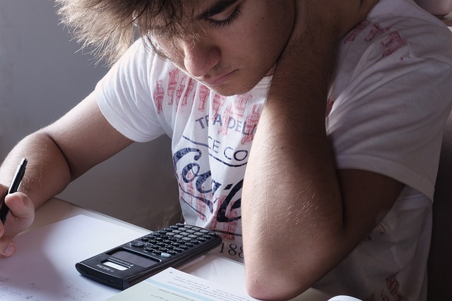 Student se koncentruje při učení na zkoušku