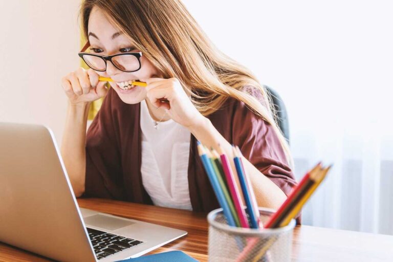 Studentka píše bakalářskou či diplomovou práci na svém počítači. Vypadá vystresovaně, jelikož s ní vedoucí práce nekomunikuje.